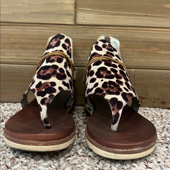 Leopard Print Rear Zip Sandals - Picture 6 of 10